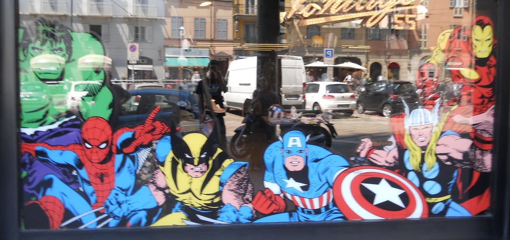 Decorazione vetrina con personaggi Marvel i stile 