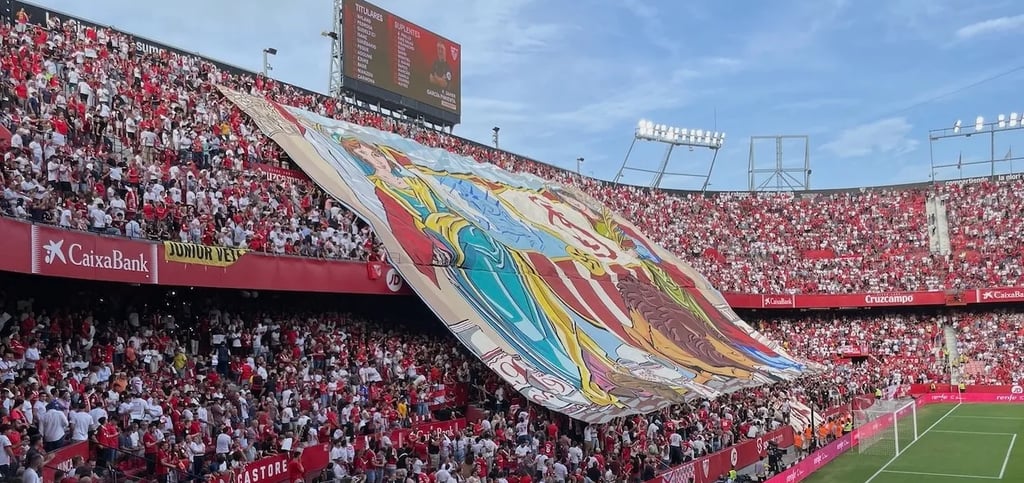 Fans von FC Sevilla und Real Betis beim Sevilla-Derby im Stadion