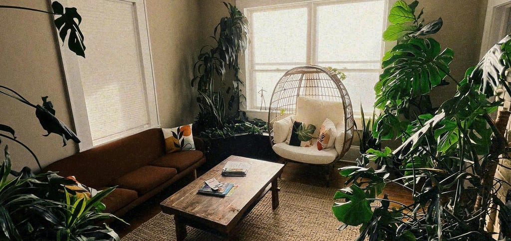 Arredamento casa vacanze instagrammabile in stile boho-chic con piante e poltrona sospesa.