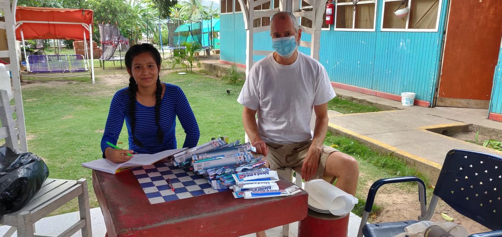 Jörg Grube übergibt Spenden in der Corona Zeit - hier mit Maske