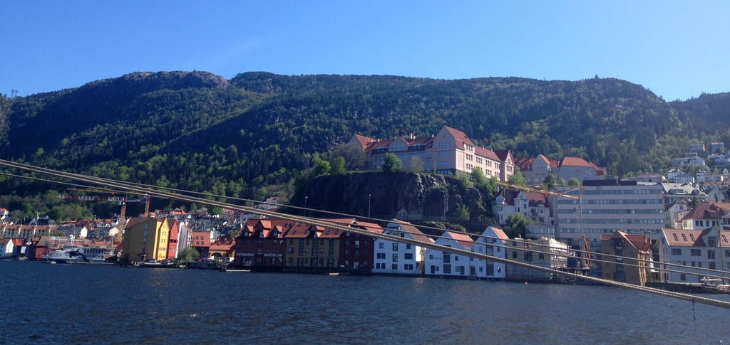 Vista do navio ancorado no porto de Bergen, Noruega.