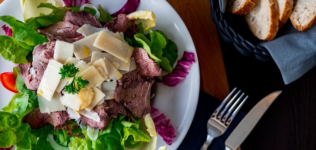 Tagliata Steak Salat mit Parmesan, grünen Blättern und Brot