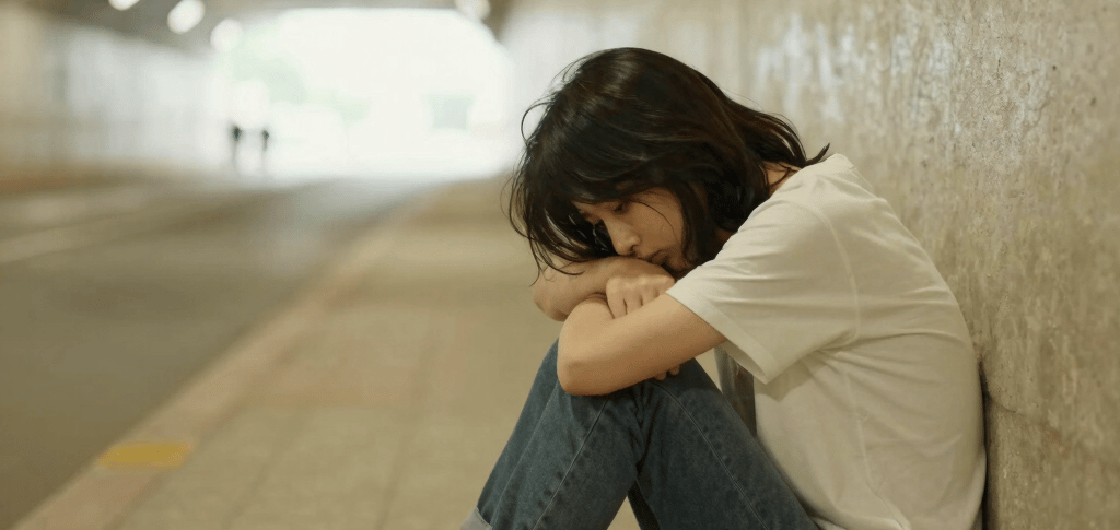A cozy therapy room with soft lighting and comfortable chairs, inviting calm and reflection.