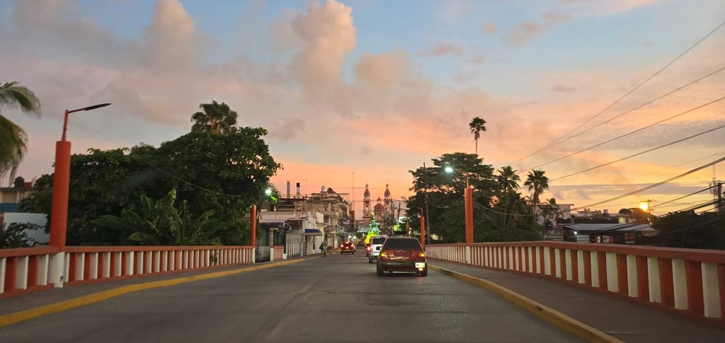 Imagen de puente principalo para entar al centro de Paraíso, Tabasco al amanecer