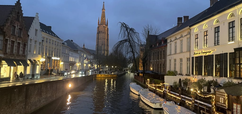 Iglesia de Nuestra Señora de Brujas con su torre gótica y patrimonio medieval
