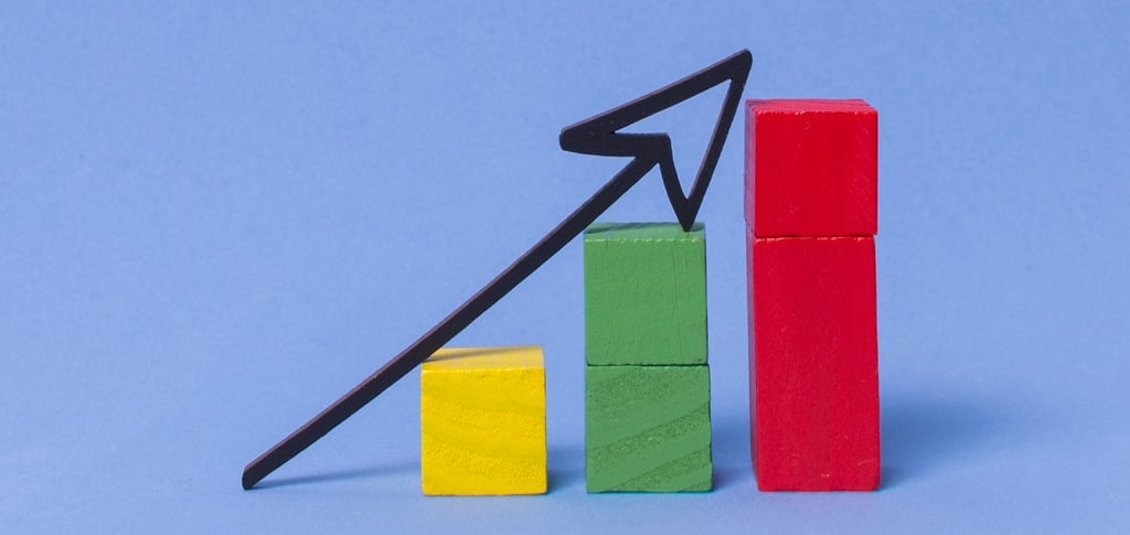 Imagem com gráfico em colunas e flecha indicando crescimento