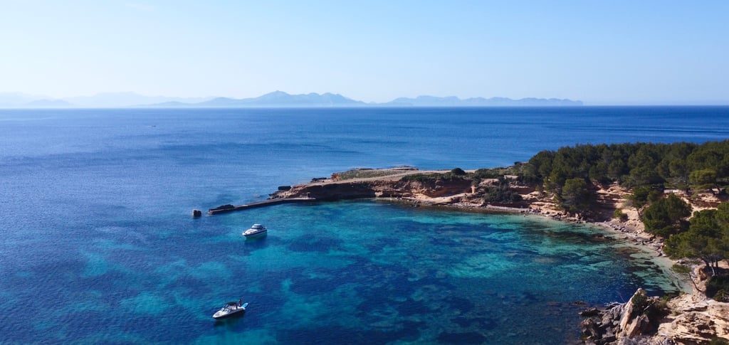 Privatboot auf kristallklarem Wasser an der Nordküste Mallorcas, Alcudia.