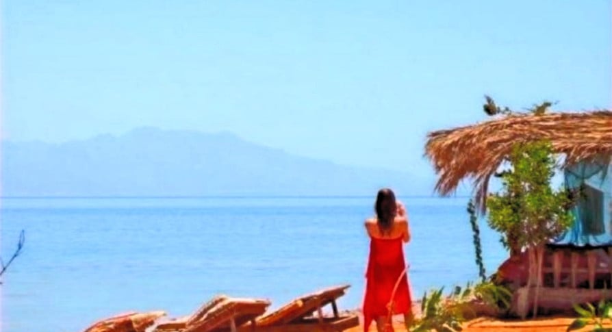 Single kvinne på stranden til beduinstjerne i Egypt