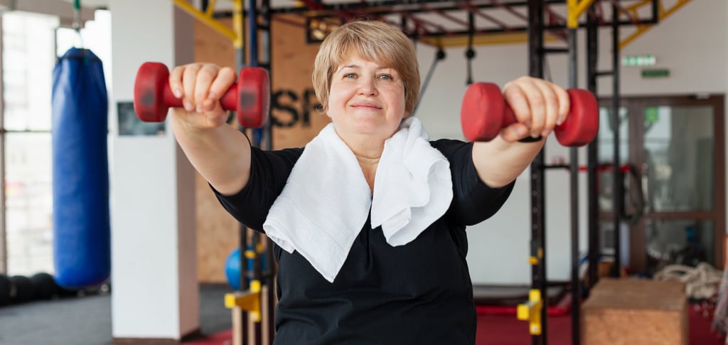mulher idosa fazendo exercício físico para prevenir e tratar o câncer