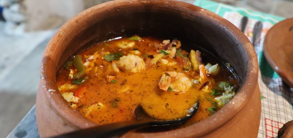 Moqueca de pescada cambucu e camarão rosa. Foto: Rafael Carvalho Lima/ Revista Com Limão e Sal