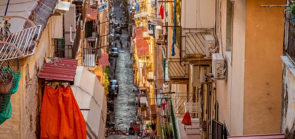 foto das ruas estreitas e coloridas de Nápoles