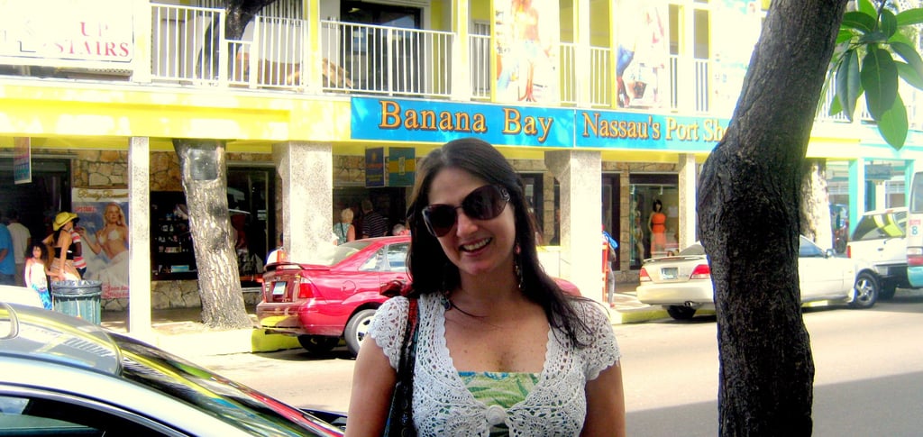 The Roaming Purser explorando o centro de Nassau, cercada por cultura e cores caribenhas