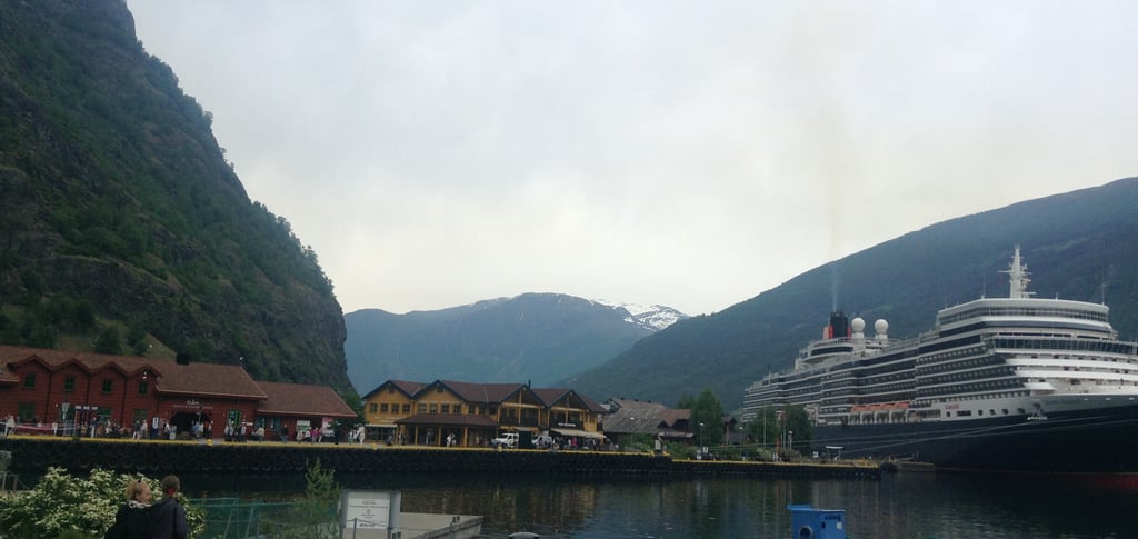 Porto de Flåm na Noruega com navio de cruzeiro ancorado entre os fiordes