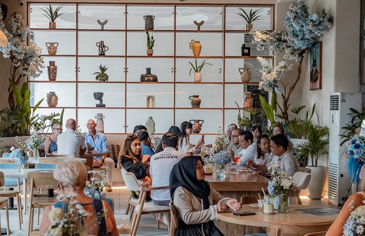 Inside Uma Blu Coffee & Brunch with customers