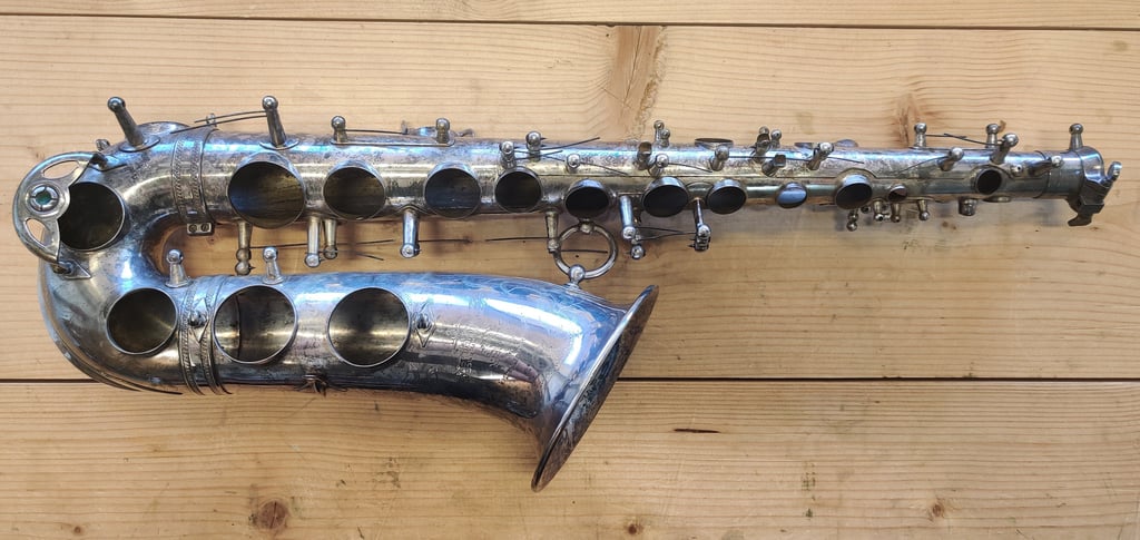 corps d'un saxophone alto Selmer Balanced Action entièrement démonté et avec l'argentage très oxydé