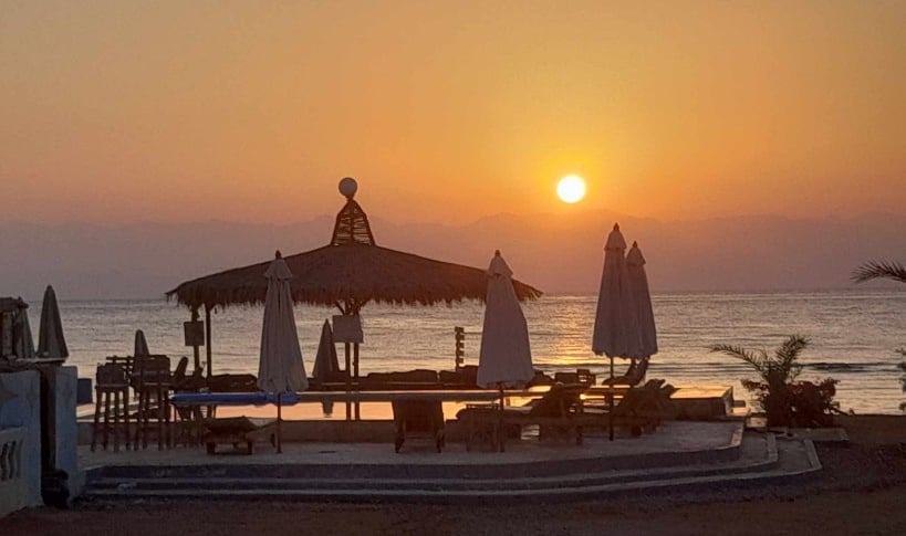 Sonnenaufgang vom Pool mit Meerblick in Ägypten