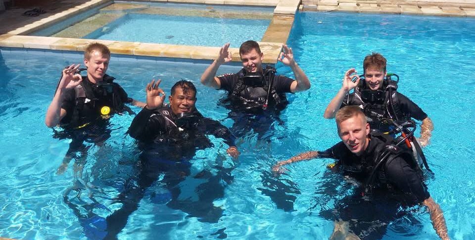 Students practicing diving skills in pool at Lovina Reef with instructor, Sunrise Dive Bali
