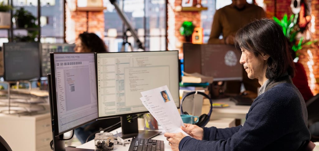 Tampilan sistem HRIS di layar komputer di kantor modern, menggambarkan digitalisasi dan pengembangan sistem sumber daya manus