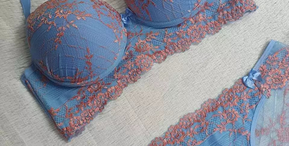 Lingerie plus size renda bicolor com bojo e alças reforçadas na cor preta e vermelha