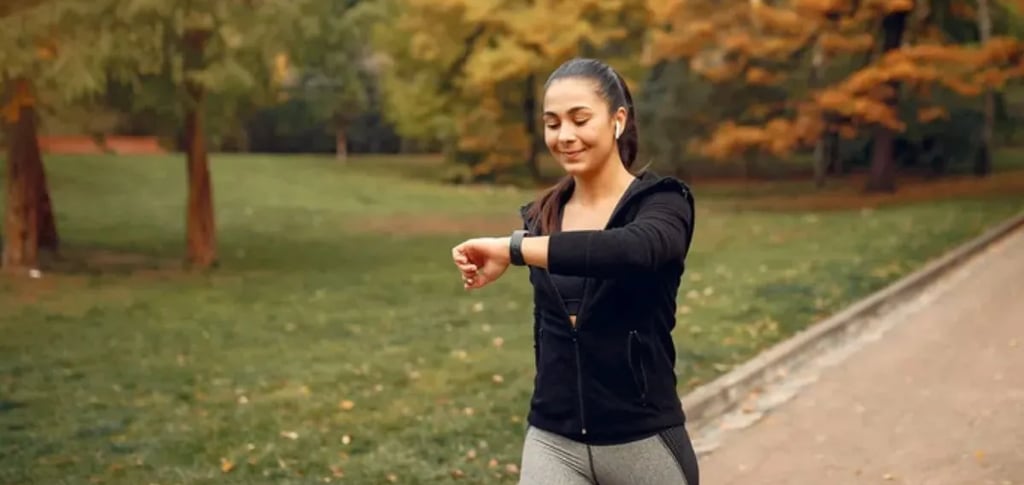 Uma mulher caminhando em um parque pela manhã, usando roupas de ginástica
