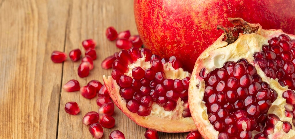 Fruto de granada encima de una mesa