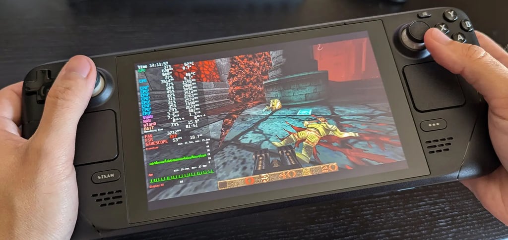 Steam Deck 2 es sostenido por alguien que esta jugando, se ve parcialmente la parte de una mesa de fondo