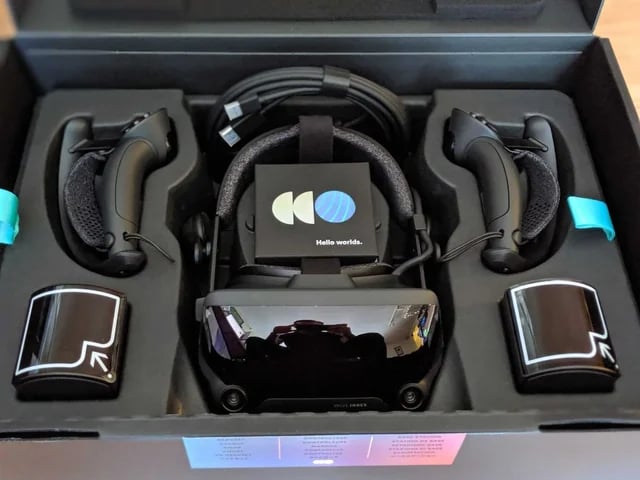 se muestra un kit de casco de realidad virtual valve dentro de una balija o caja