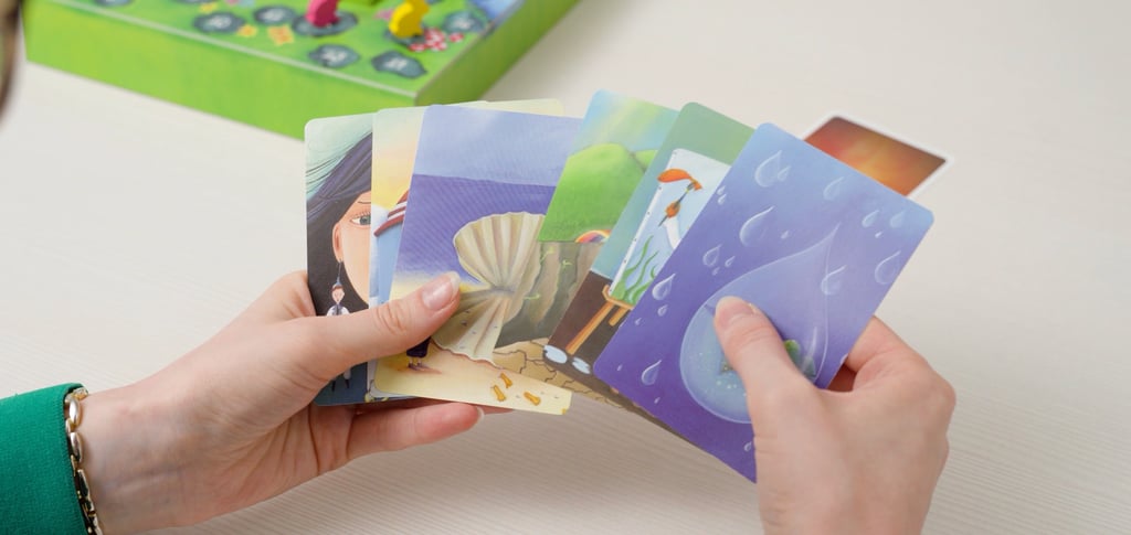 Rankose laikomos Dixit žaidimo kortos