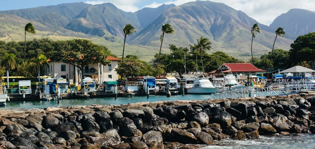 Vista do navio chegando ao porto de Lahaina, Havaí, com a costa e o mar ao fundo