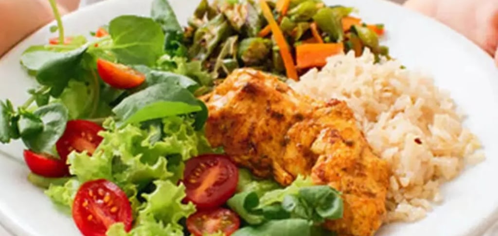 Prato de comida com, frango, arroz e saladas 