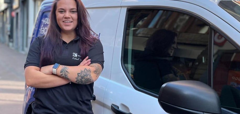 Schoonmaakmedewerker Teamleider met bedrijfsauto van Ideal Concept