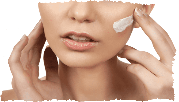 femme met creme sur visage