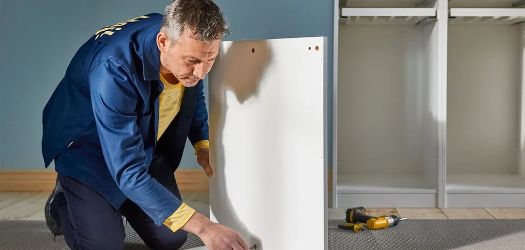 Stolarz składa korpus szafki