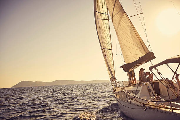 Yate en el mar, una pareja sentada en la proa