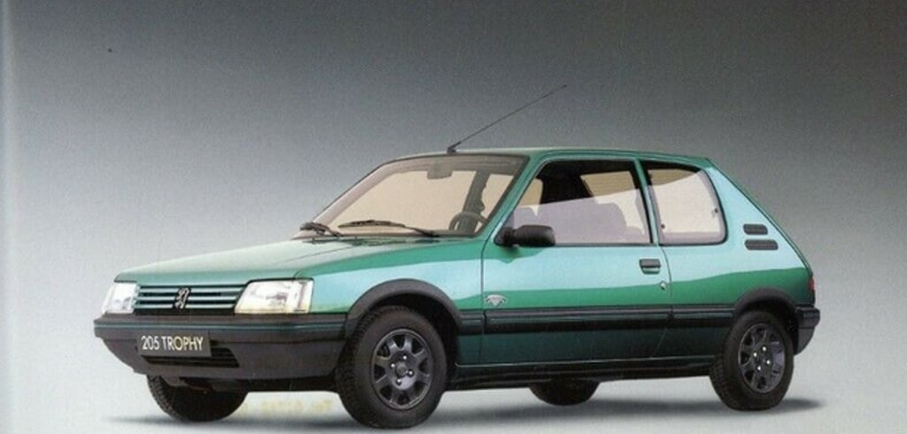 la Peugeot 205 trophy vert fluorite sur la brochure publicitaire