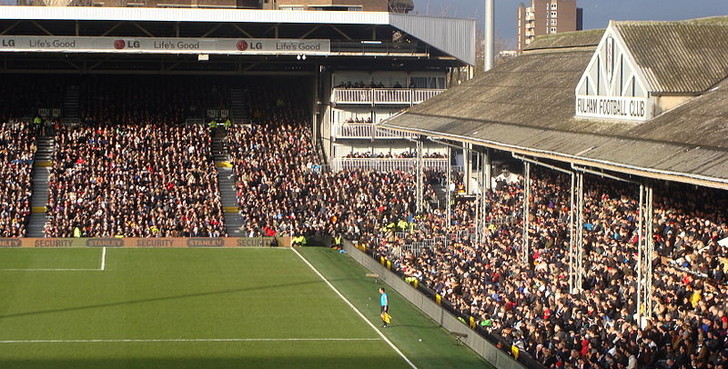Innenansicht des Craven Cottage in London, Heimstadion des Fulham FC, mit Tribünen, Spielfeld und Blick auf die historische J