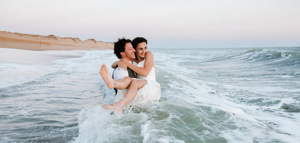 photographie d'un couple amoureux qui se jette à l'eau lors d'une douce soirée d'été en shooting dayafter