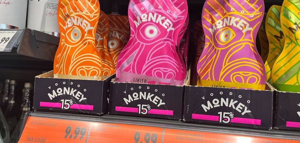 Trzy alkotubki na półce w sklepie, poniżej cena 9.99