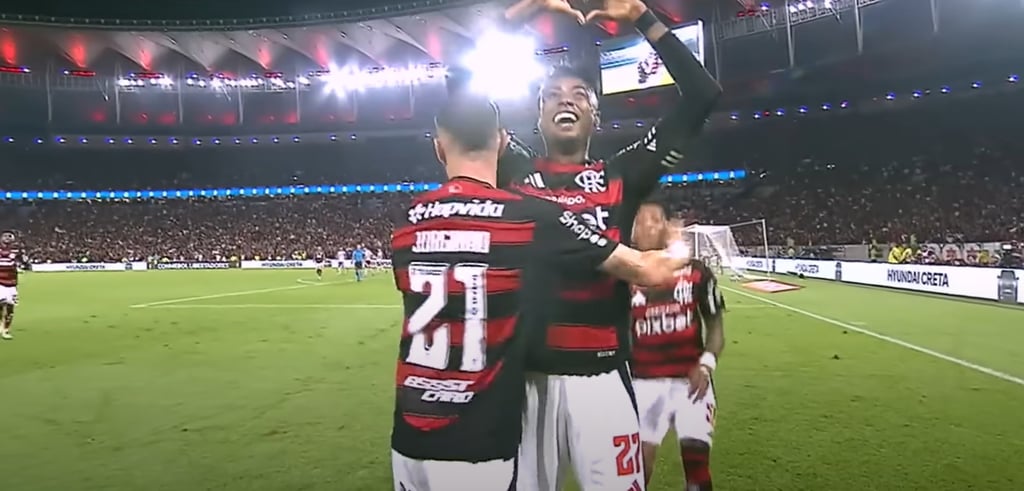 Autor do único gol, Bruno Henrique, comemorando com seus companheiros.