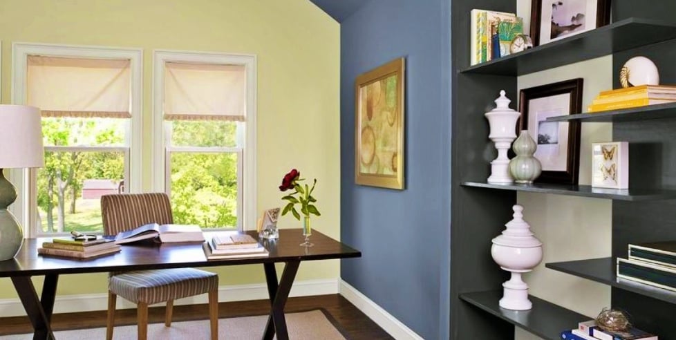 Home office decorado com paredes em azul e amarelo claro, cores que aumentam a produtividade
