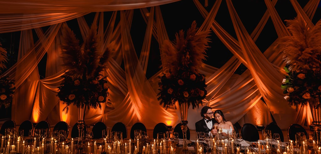fotografía de novios en la mesa