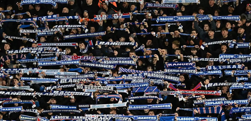 Fans betreten an einem Spieltag das Ibrox Stadium in Glasgow.