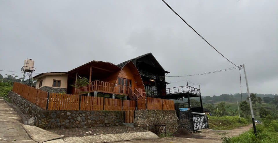 ide vila tanah miring, vila dengan pemandangan indah, desain vila unik, vila dengan privasi tinggi, basement vila, drainase t