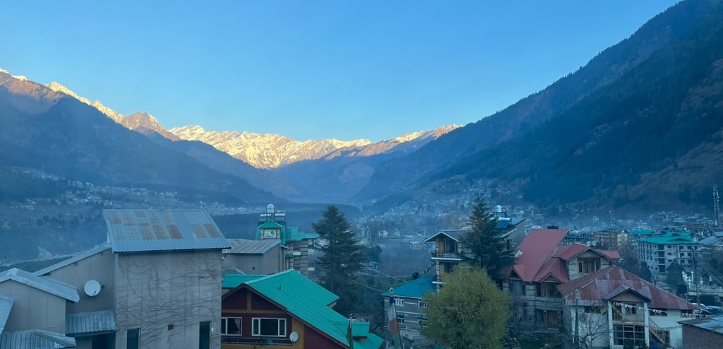 A scenic of Mountains in Manali