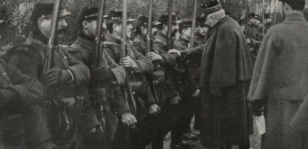 Général Joffre au milieu de ses soldats.