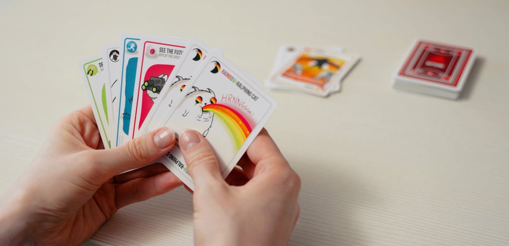 Rankoje laikomos Exploding Kittens žaidimo kortos