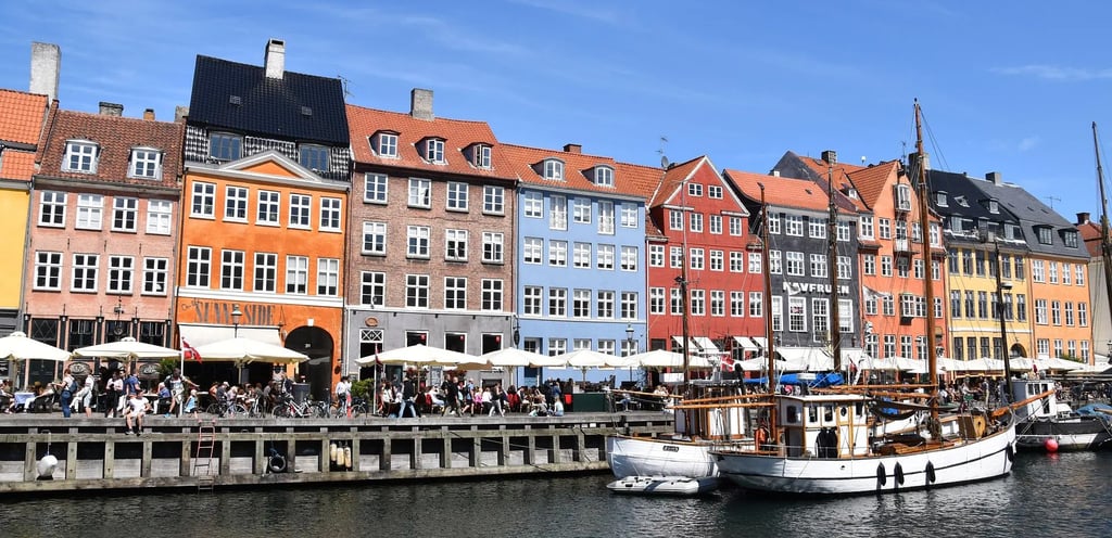 Bunte Häuser am Nyhavn-Kanal in Kopenhagen – malerische Kulisse mit Segelbooten und typischer skandinavischer Atmosphäre
