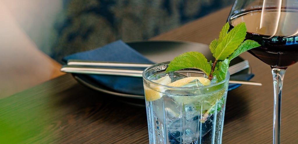 Dynamische Getränkefotografie in modernem Restaurant mit Cocktail, Wein und stilvollem Ambiente