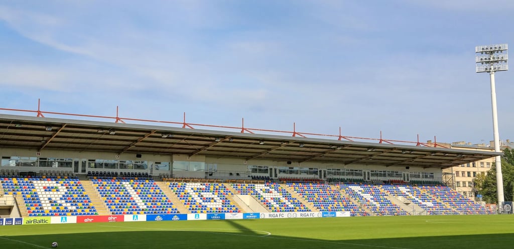 Innenansicht des Skonto-Stadions in Riga mit Blick auf die Tribünen und das Spielfeld; Heimspielatmosphäre des FC Riga mit Fa