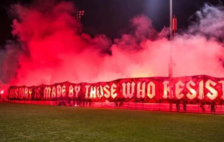 Blick ins GSP Stadium von innen: tobende Fans, grün-weiße Gesänge und Stadionatmosphäre bei Omonia Nikosia.